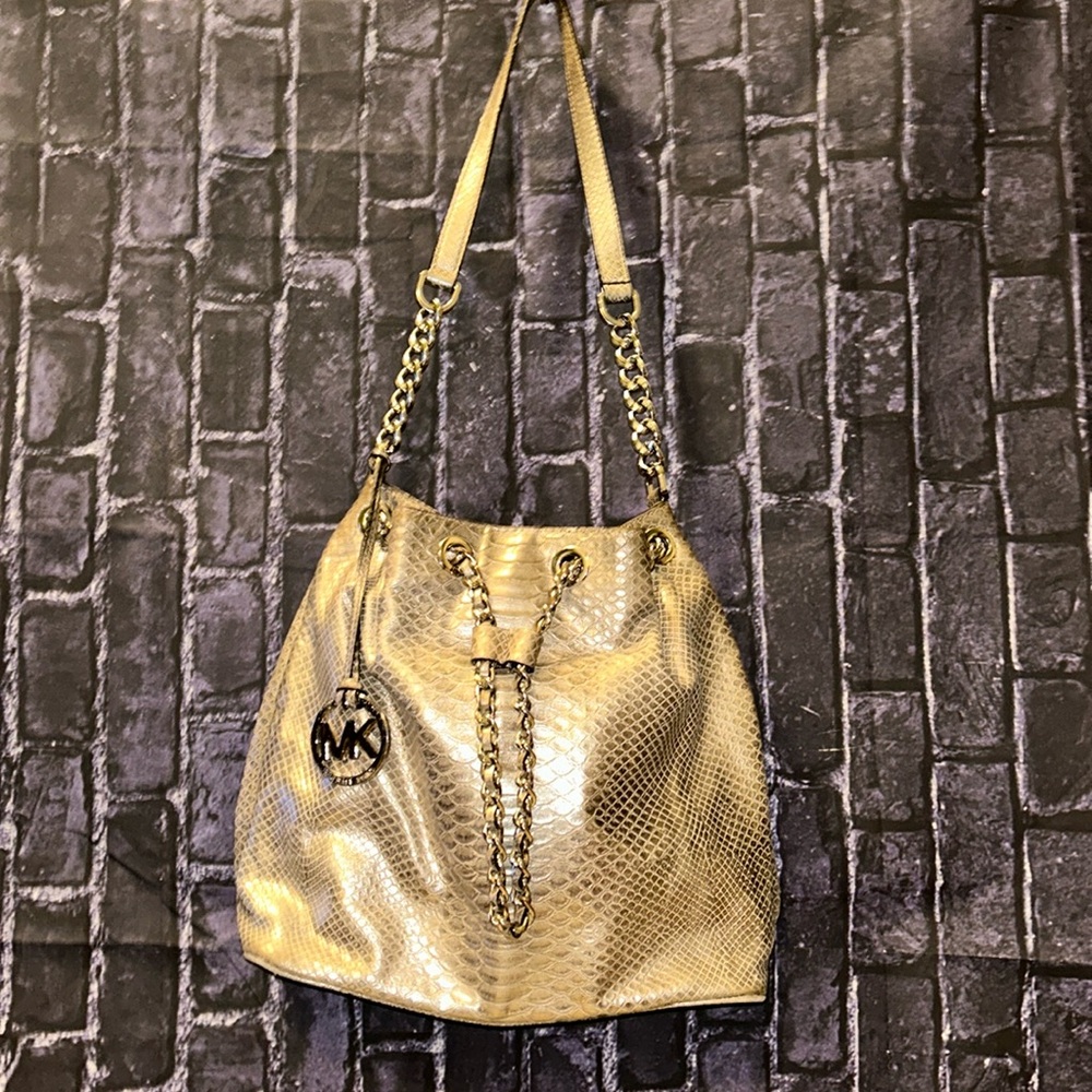 Michael Kors FRANKIE Embossed
Leather Glossy Silver Metallic Python
Bucket Bag